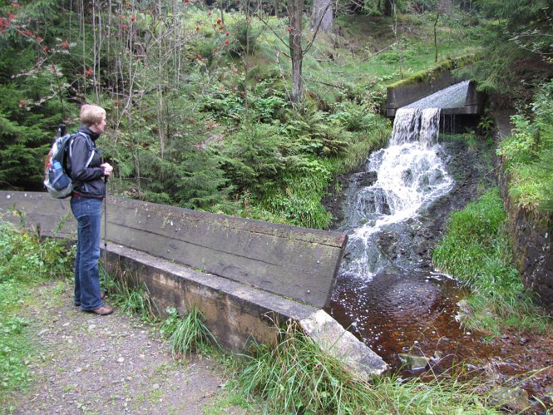 gr gerlachsbach.jpg - Frouwkje staat bij de grote Gerlachsbach. Deze leverde water voor de mijnbouw bij Clausthal-Zellerfeld.